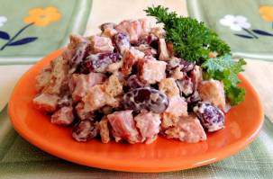 Салат с копченой колбасой и фасолью
