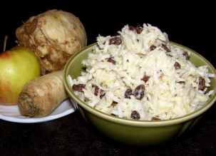 Солодкий салат із селери, кореня петрушки та яблук з родзинками