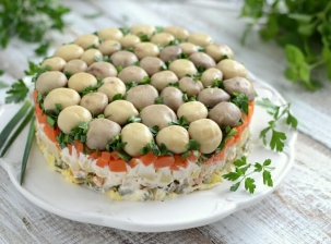 Салат «Грибная поляна» из маринованных шампиньонов с курятиной