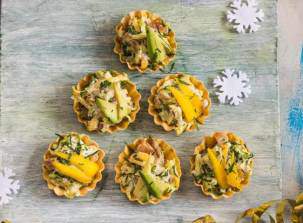 Салат в тарталетках с курицей, манго и авокадо