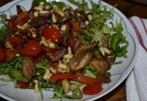 Салат из вешенок с помидорами и кедровыми орехами