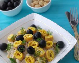 Салат с яичными блинчиками и оливками