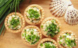 Салат с рисом и куриной печенью в тарталетках