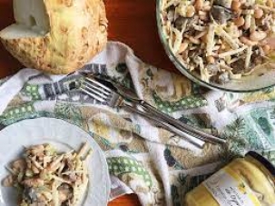 Салат из сельдерея с куриной печенью и фасолью