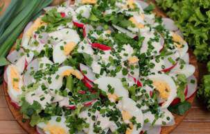 Весенний салат из редиса с зеленью и яйцами