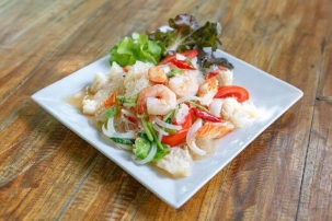 Тайский салат с морепродуктами и соевой лапшой