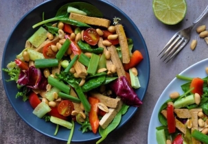 Тайский салат из тофу с овощами и арахисом