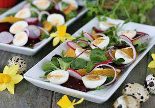 Весенний салат из свёклы с апельсином и перепелиными яйцами