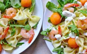 Салат с макаронами, креветками и дыней