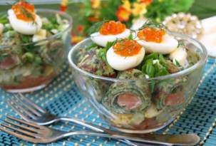 Салат из блинов с семгой и перепелиными яйцами