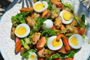 Салат из мидий с перепелиными яйцами