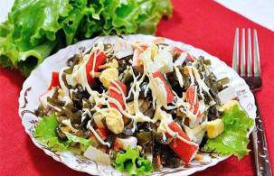 Салат с крабовыми палочками и морской капустой