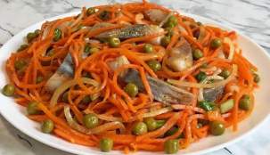 Салат из моркови с сельдью и горошком