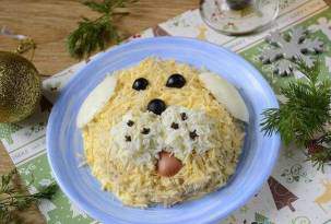 Салат с тунцом и яблоками в виде собаки