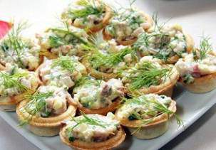 Рыбный салат с сыром и зеленью в мини-тарталетках