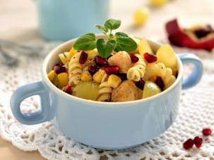 Салат с макаронами, курицей и виноградом