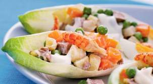 Особенный салат «Оливье» с мясом и креветками