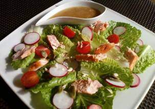 Весенний салат с печеным лососем