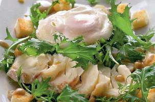 Салат с треской и яйцами-пашот