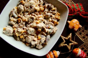 Святковий салат з курки з маринованими грибами та родзинками