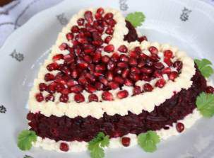 Слоеный салат с курицей в форме сердца