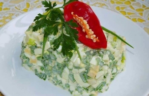 Салат «Любимый» из зеленого лука с сыром и яйцами