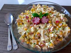 Салат из макарон с ветчиной