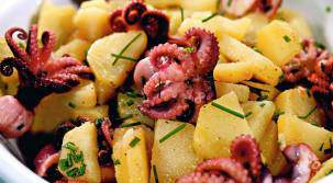 Картофельный салат с маринованными осьминогами