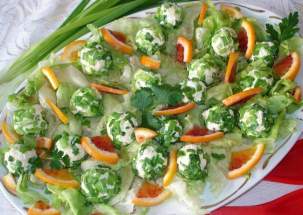 Весенний салат с зеленью, творожными шариками и апельсинами