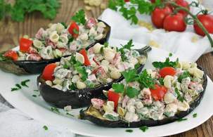 Салат из макарон с ветчиной и овощами в баклажанах