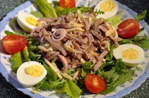 Салат из свиного языка с яблоком, огурцом и хреном