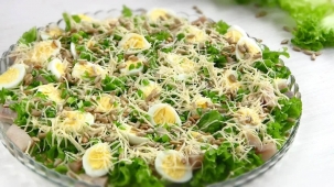 Салат из сельди с перепелиными яйцами и сыром