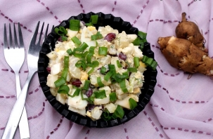 Салат из топинамбура с фасолью, яйцами и огурцами