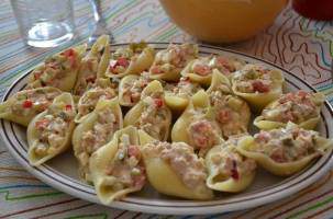 Салат из тунца в макаронных ракушках