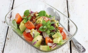 Овощной салат с авокадо и красной фасолью