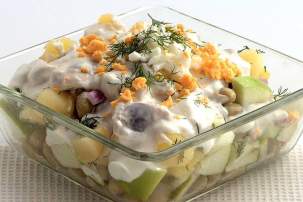 Картофельный салат с сельдью, фасолью и яблоком
