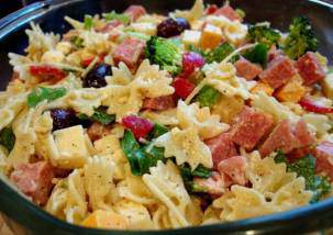 Салат с макаронами, сыром и ветчиной