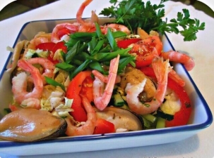 Салат «Морской бриз» из морепродуктов с овощами