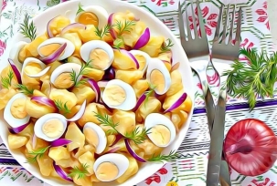 Тёплый картофельный салат с перепелиными яйцами