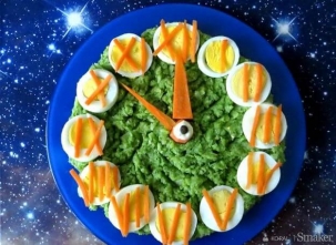Салат «Новогодние часы» из брокколи, моркови и яиц