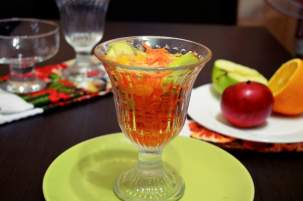 Витаминный салат из моркови с яблоком
