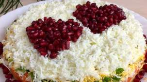 Салат ко Дню влюбленных из курятины с овощами