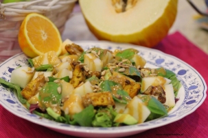 Салат с дыней и курицей гриль