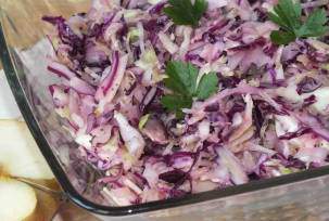 Пряный цветной салат из капусты и яблок