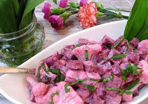 Свекольный салат с цветной капустой и черемшой