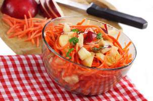 Морковный салат с сухофруктами и медом