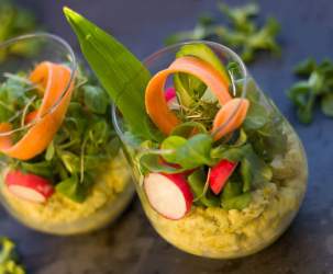 Весенний салат из макарон с овощами и зеленью для гостей