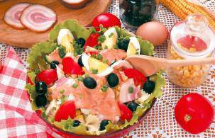 Салат с макаронами, курицей и беконом
