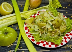 Постный картофельный салат с сельдереем и яблоками
