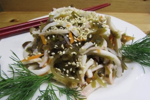 Салат из морской капусты с кальмарами и корейской морковью